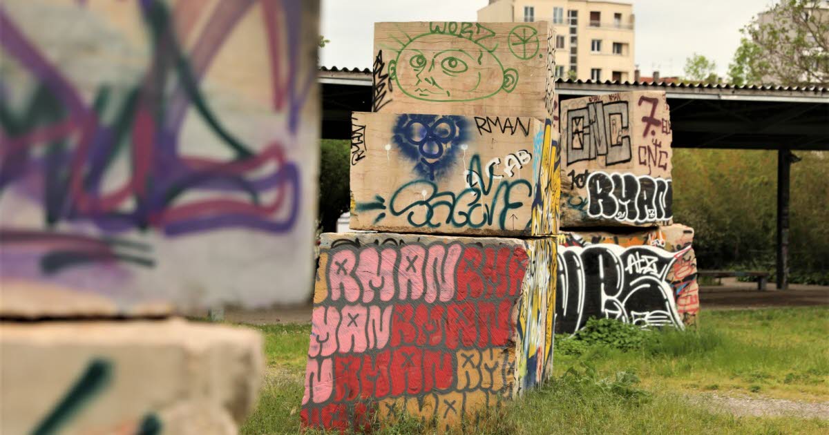 , Grenoble « Abandonner une œuvre est épouvantable » : dans le parc Paul-Mistral, une création noyée sous les tags