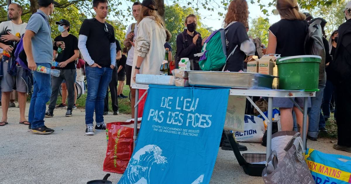 , Grenoble Le « contre anniversaire » de ST organisé devant le palais des sports