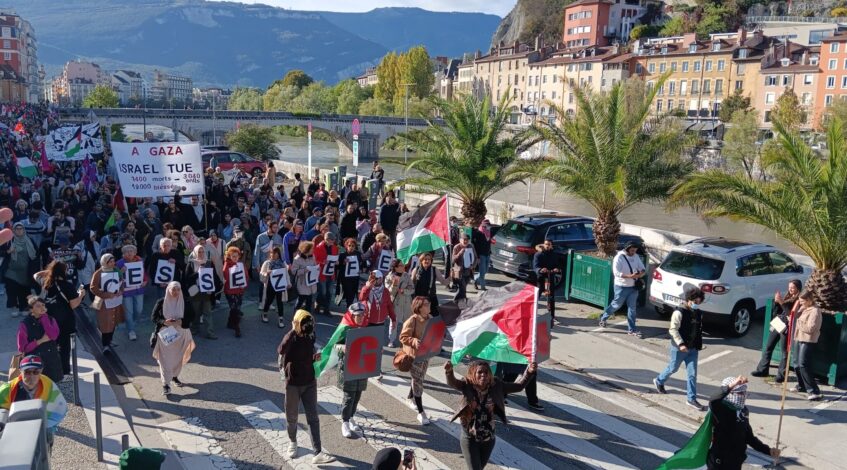 , Grenoble : plus d’un mil­lier de mani­fes­tants en sou­tien au peuple pales­ti­nien ont demandé un ces­sez-le-feu à Gaza