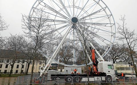 L’Association des commerçants du port a fait installer une grande roue de Noël sur l’esplanade Simone Veil.