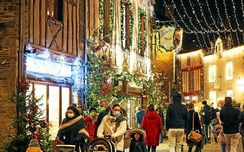 Illuminations de Noël dans les rues de Rochefort-en-Terre.