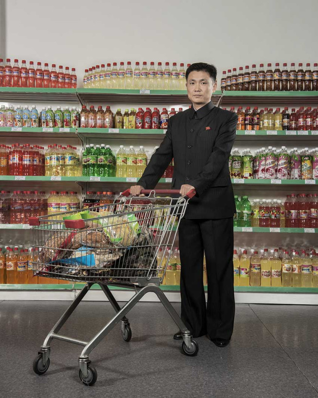 Stephan Gladieu, Centre commercial Kwangbok, Pyongyang, Corée du Nord, 2017 © Stephan Gladieu. Courtesy School Gallery / Olivier Castaing