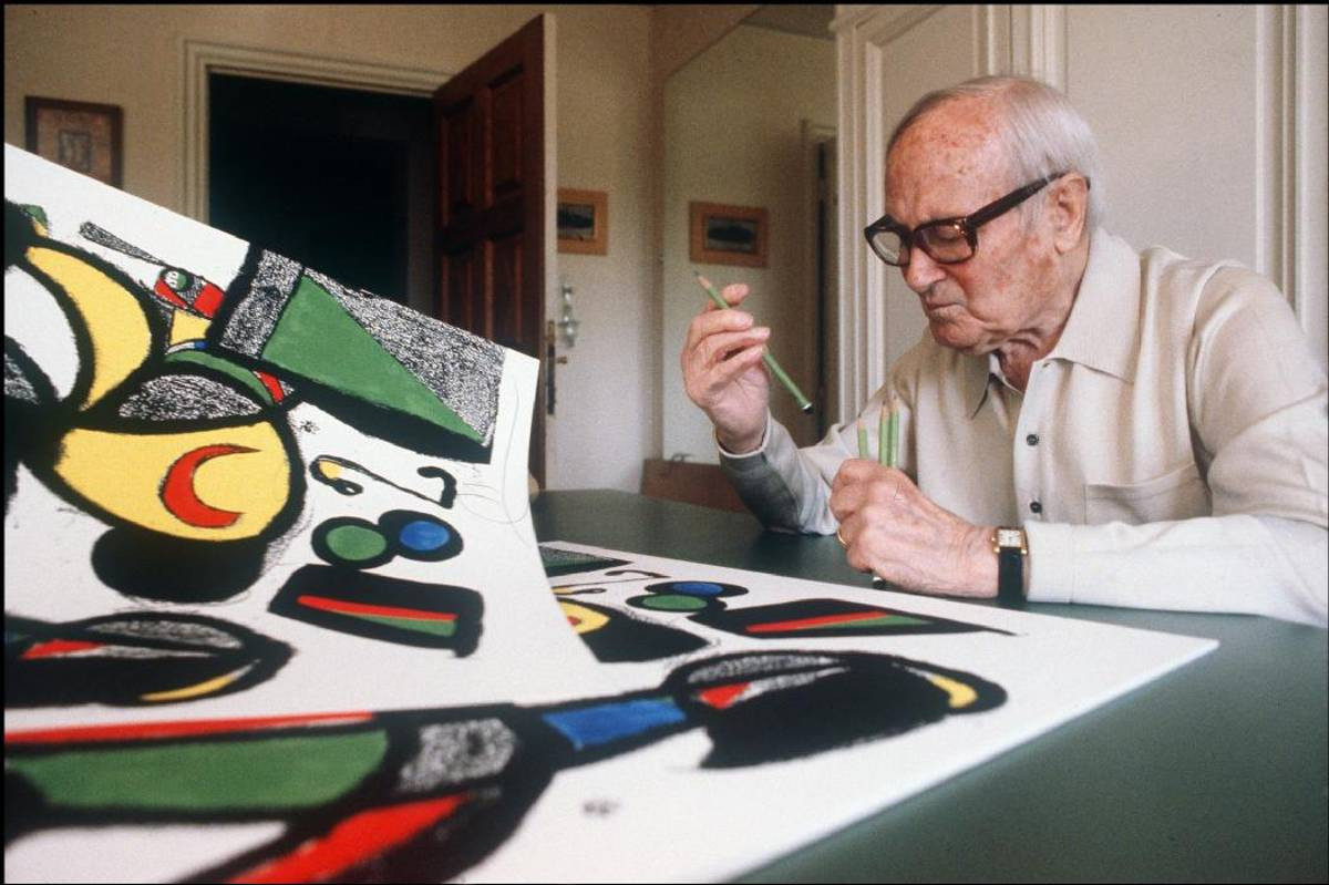 Miró signant l’une des innombrables «lithos» à la fin de sa vie. La gravure n’est pas représentée dans l’exposition. 