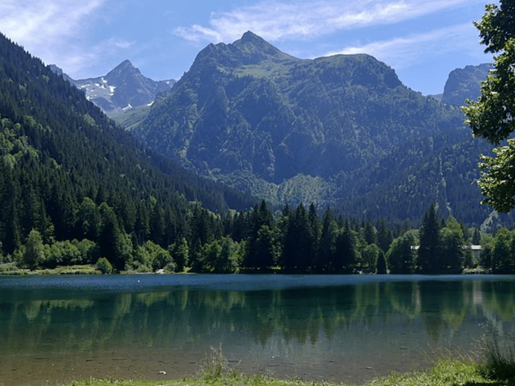 , Près de Grenoble : ce lac offre une sublime balade au coeur des montagnes