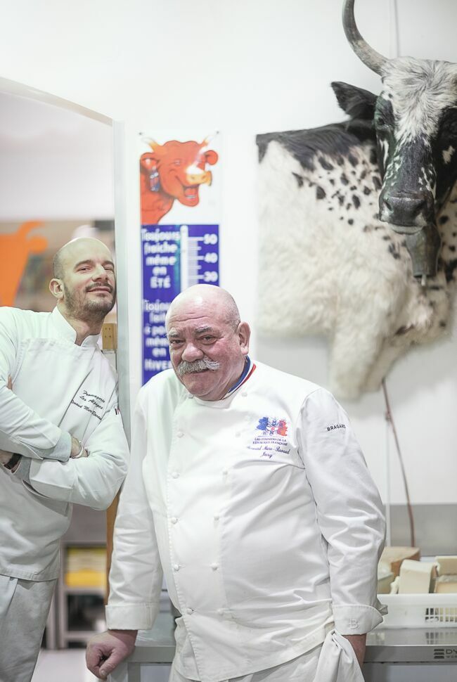 (à dr.) Bernard Mure-Ravaud dans la fromagerie Les Alpages.