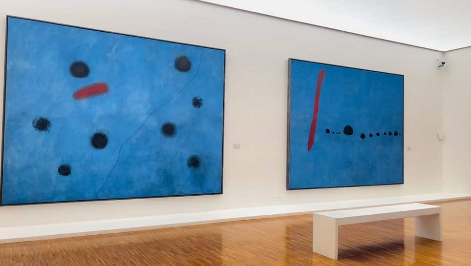 Les œuvres « Bleu I » et « Bleu II » de Joan Miró (1961) présentées dans l’exposition « Miró, un brasier de signes »